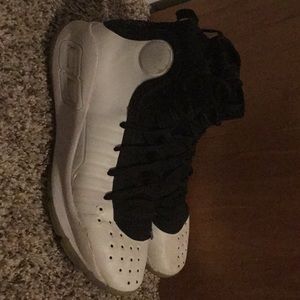 White/Black Curry 4s